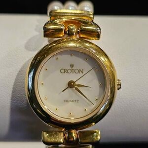 Croton vintage ladies 3 strand 7" pearl watch.